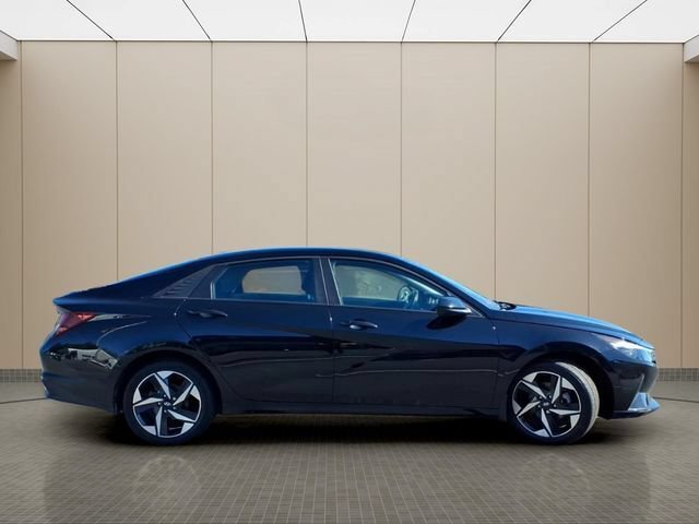 Used 2023 Hyundai Elantra SEL w/ Convenience Package FWD image 10