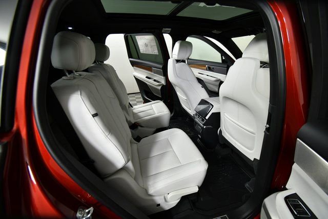 New 2026 Cadillac Vistiq Luxury w/ LPO, Floor Liner Package image 15