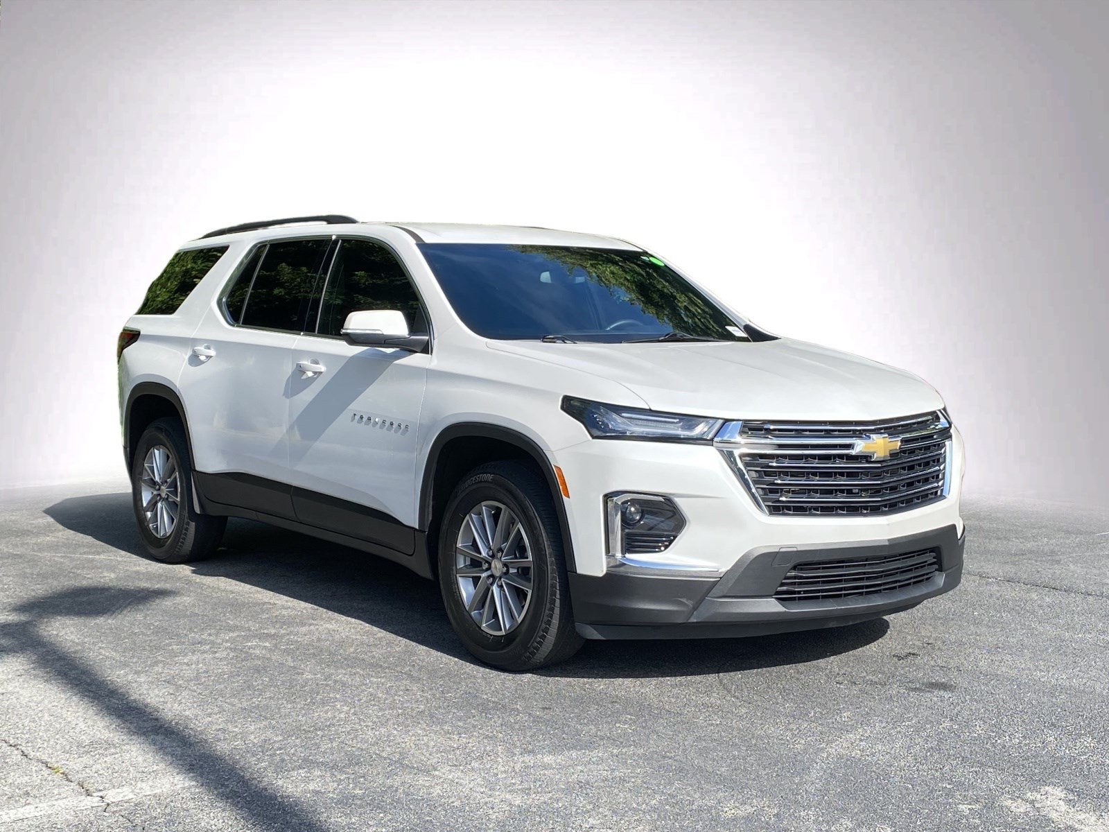 Used 2023 Chevrolet Traverse LT FWD image 2
