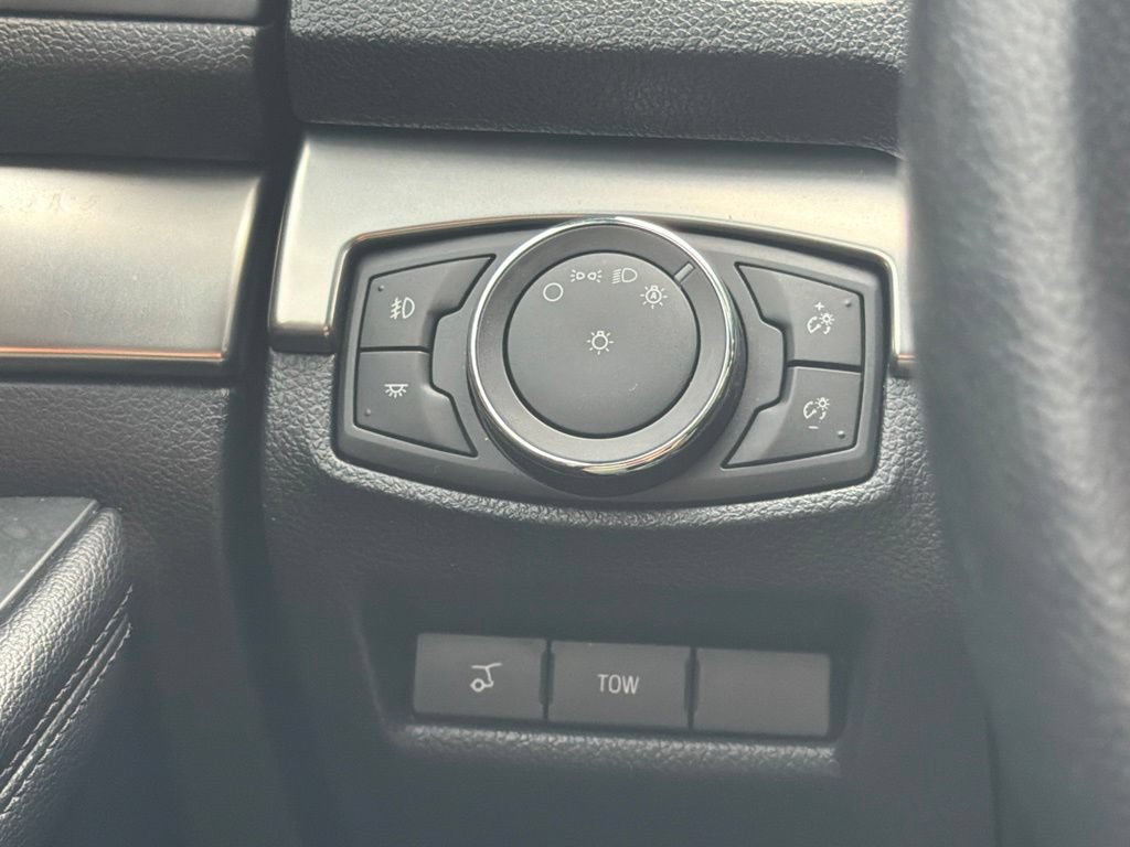 Used 2018 Ford Explorer XLT w/ Equipment Group 202A FWD image 18