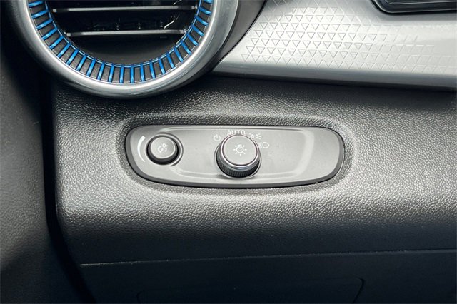 Used 2025 Chevrolet Trax LT w/ LT Convenience Package image 36