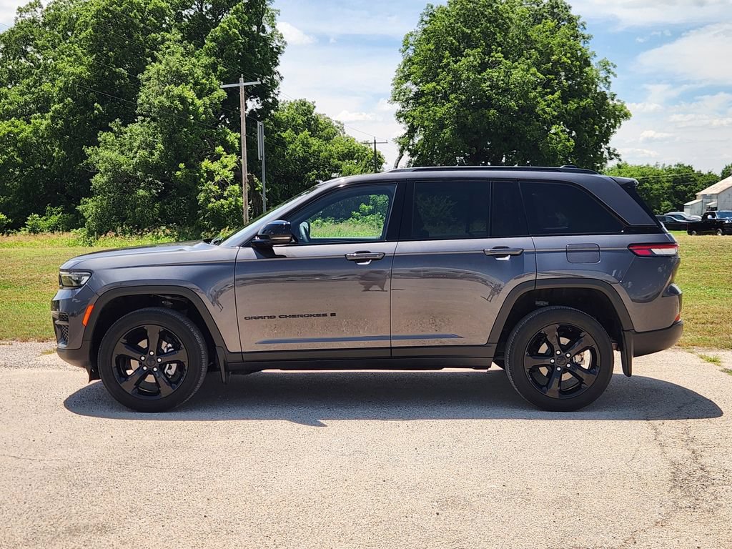 Used 2023 Jeep Grand Cherokee Altitude RWD image 4