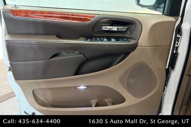 Used 2016 Chrysler Town & Country Touring-L FWD image 14