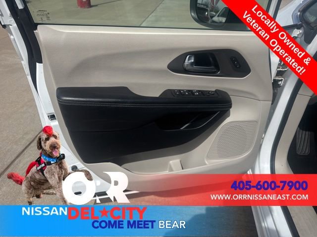 Used 2023 Chrysler Pacifica Touring-L image 16