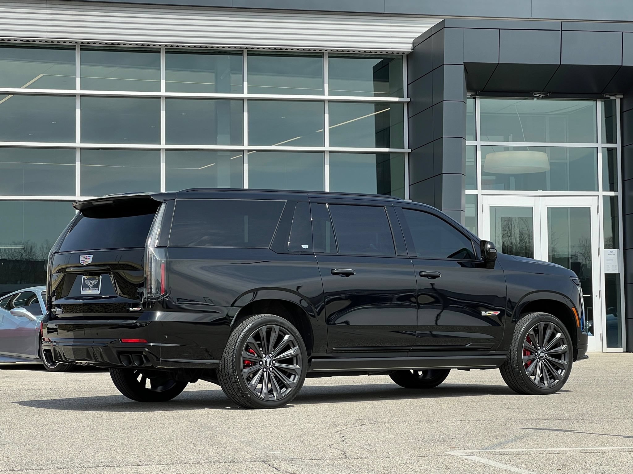 Used 2025 Cadillac Escalade ESV V AWD/4WD image 2