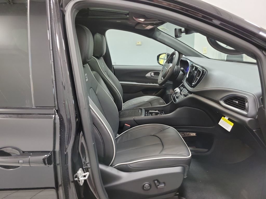 New 2026 Chrysler Pacifica Limited w/ S Appearance Package image 10