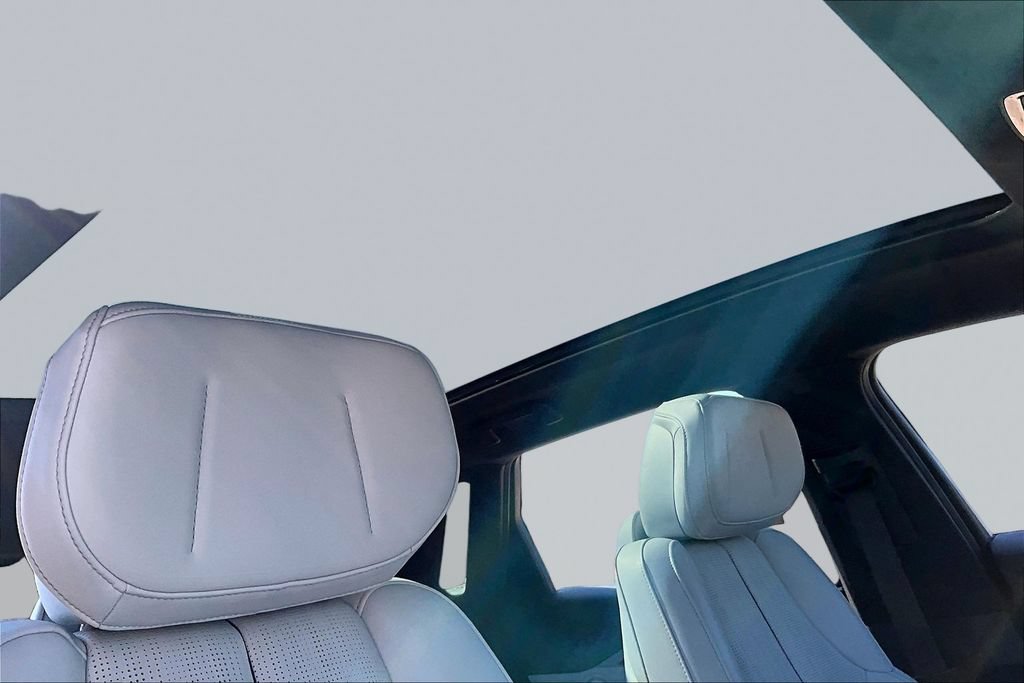 Used 2024 Cadillac Lyriq Luxury AWD/4WD image 17