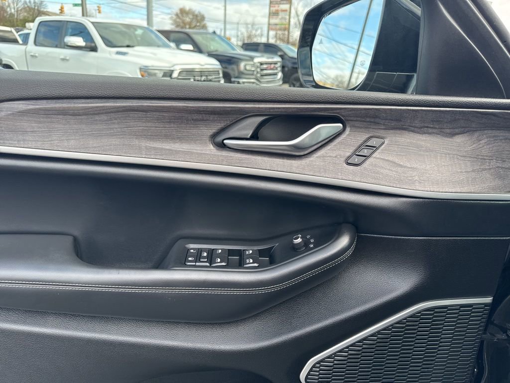 Used 2022 Jeep Grand Cherokee L Limited image 11