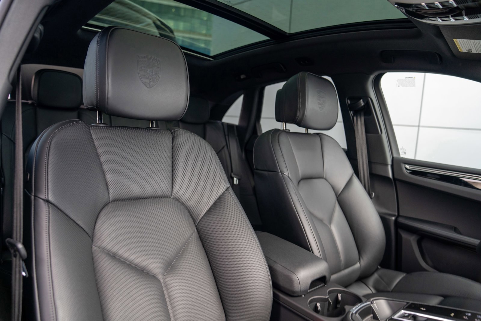 Certified 2025 Porsche Macan image 27