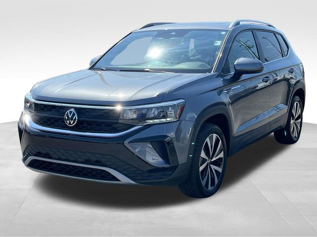 Used 2023 Volkswagen Taos SE w/ Panoramic Sunroof Package image 3