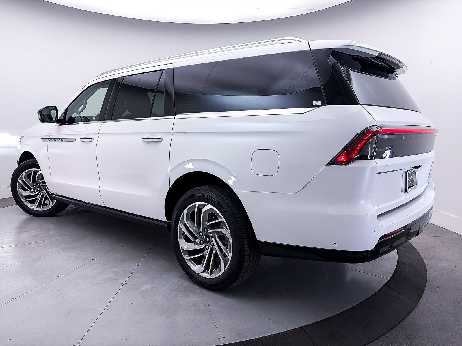 Used 2025 Lincoln Navigator L Reserve AWD/4WD image 2