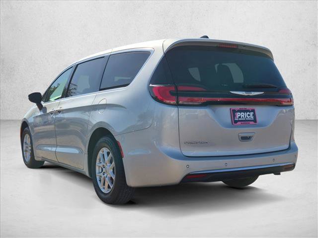 Used 2023 Chrysler Pacifica Touring-L FWD image 9