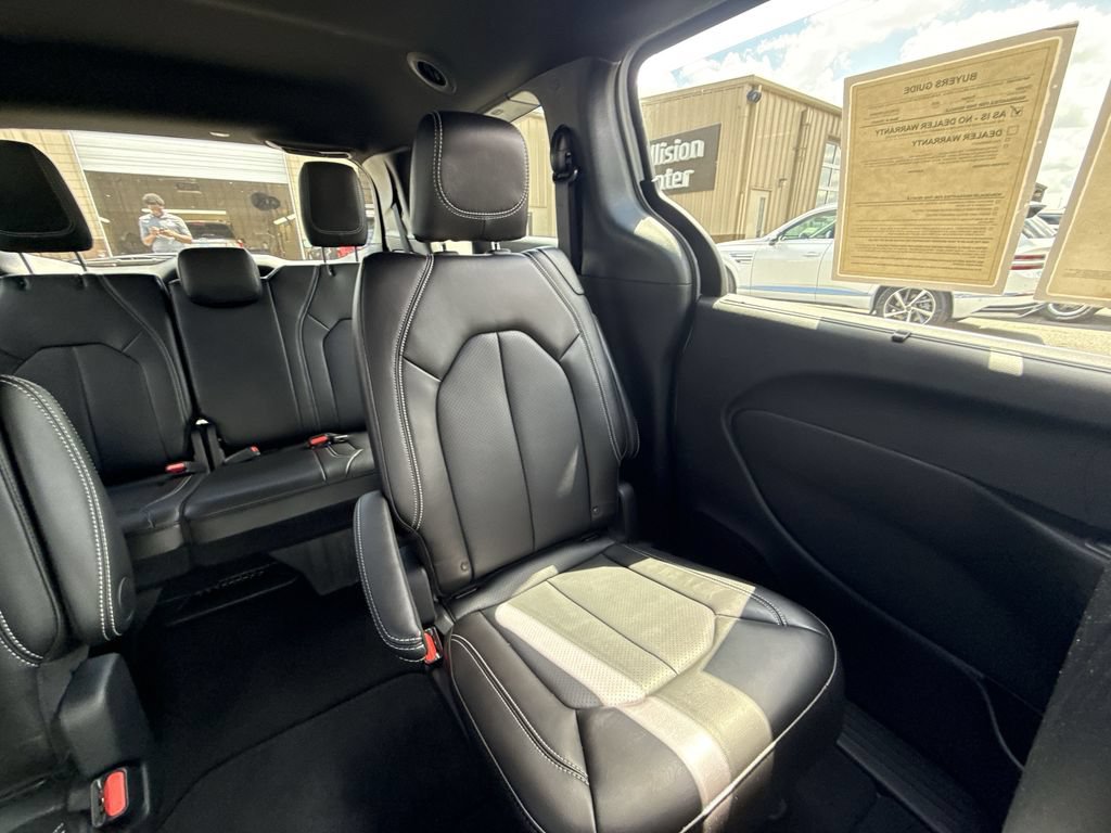 Used 2025 Chrysler Voyager LX FWD image 14