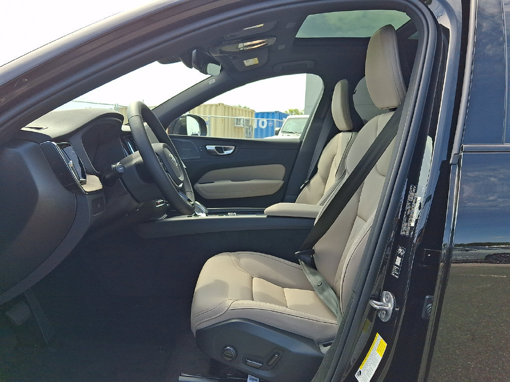 New 2027 Volvo XC60 B5 Plus AWD/4WD image 11
