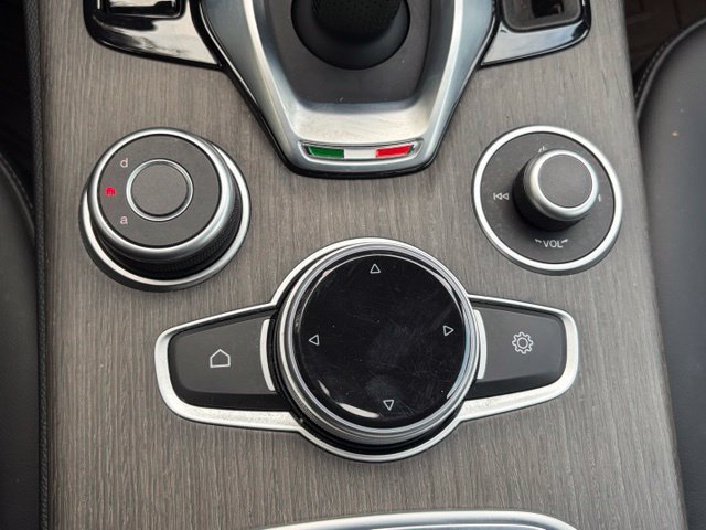 Used 2023 Alfa Romeo Stelvio Ti AWD/4WD image 32