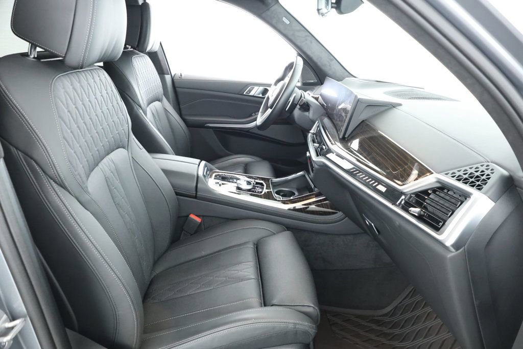 Used 2025 BMW X7 M60i image 23