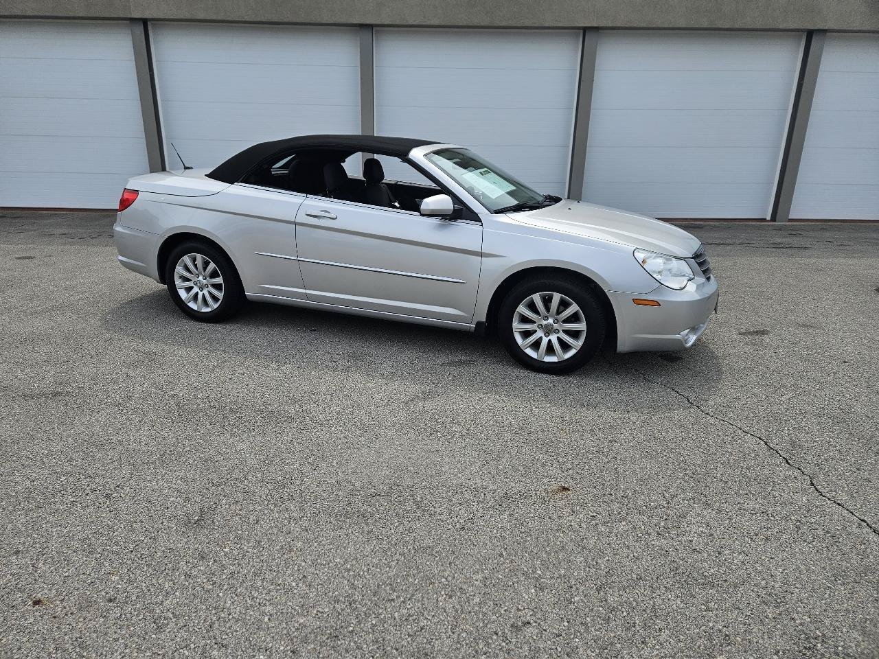 Used 2010 Chrysler Sebring Touring FWD image 4