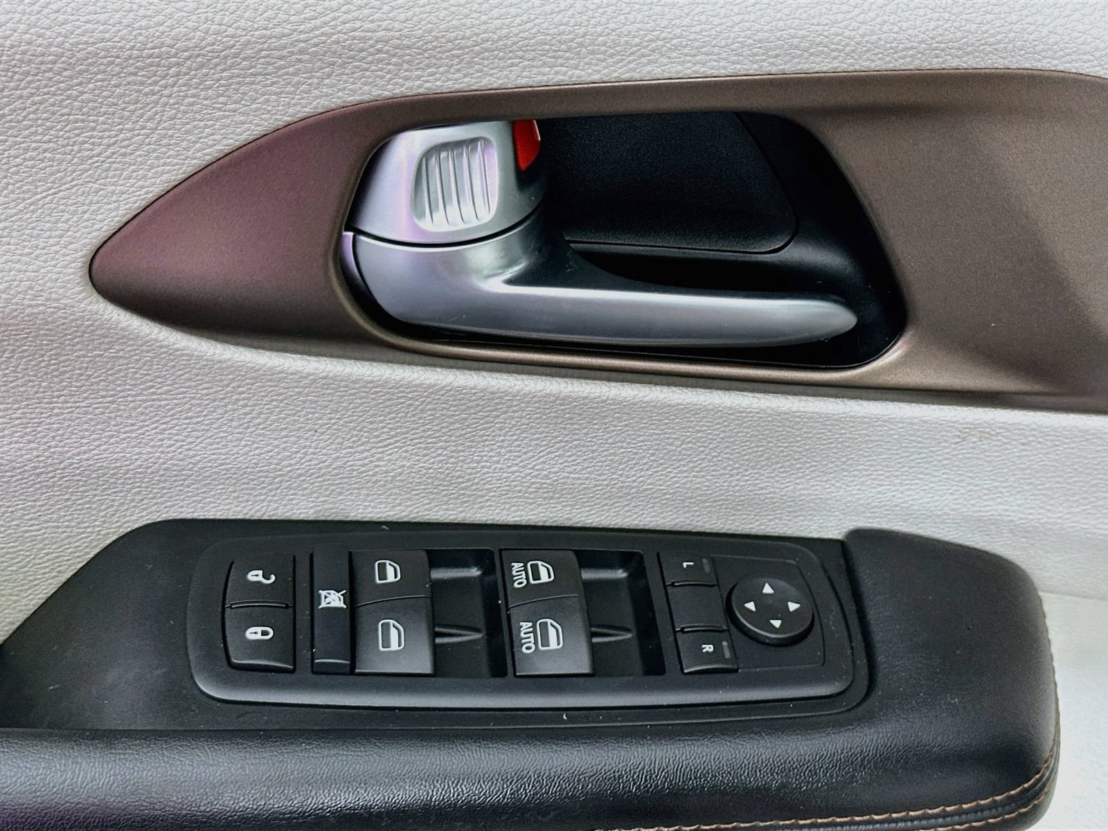 Used 2017 Chrysler Pacifica Touring-L FWD image 19