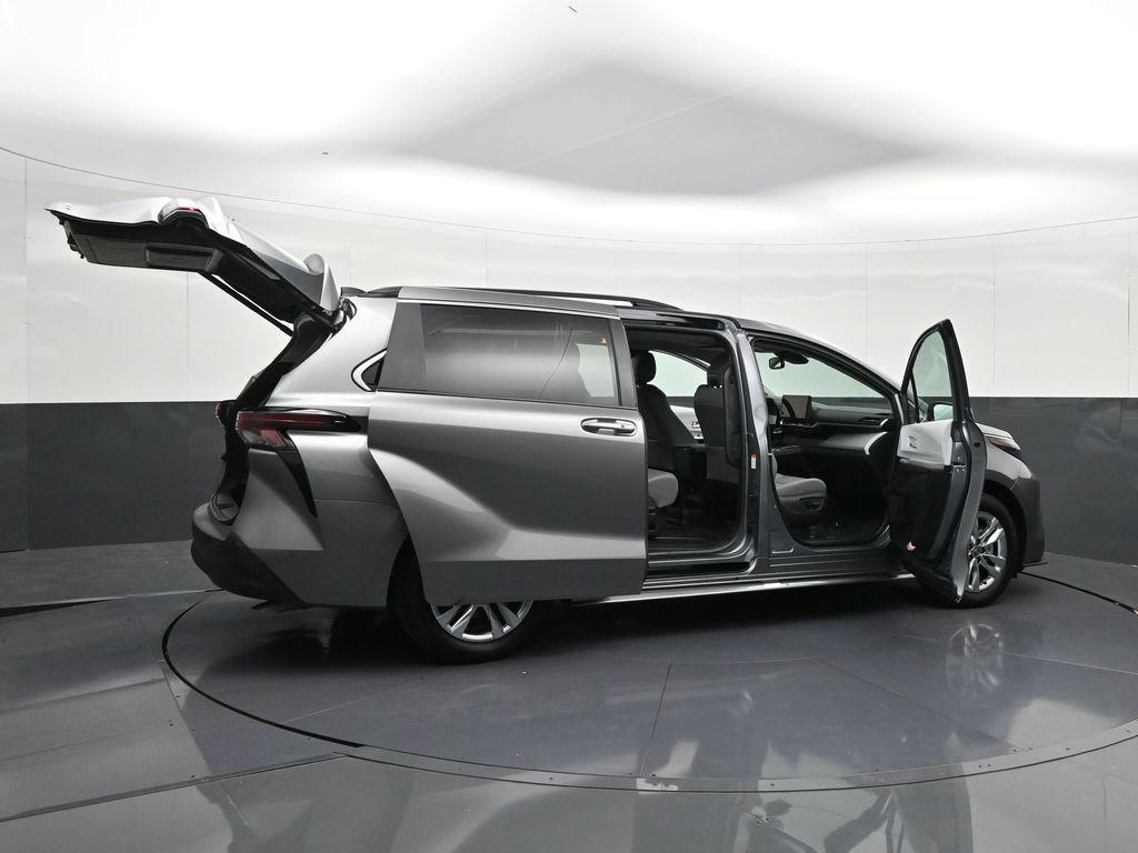 Used 2026 Toyota Sienna XLE FWD image 44