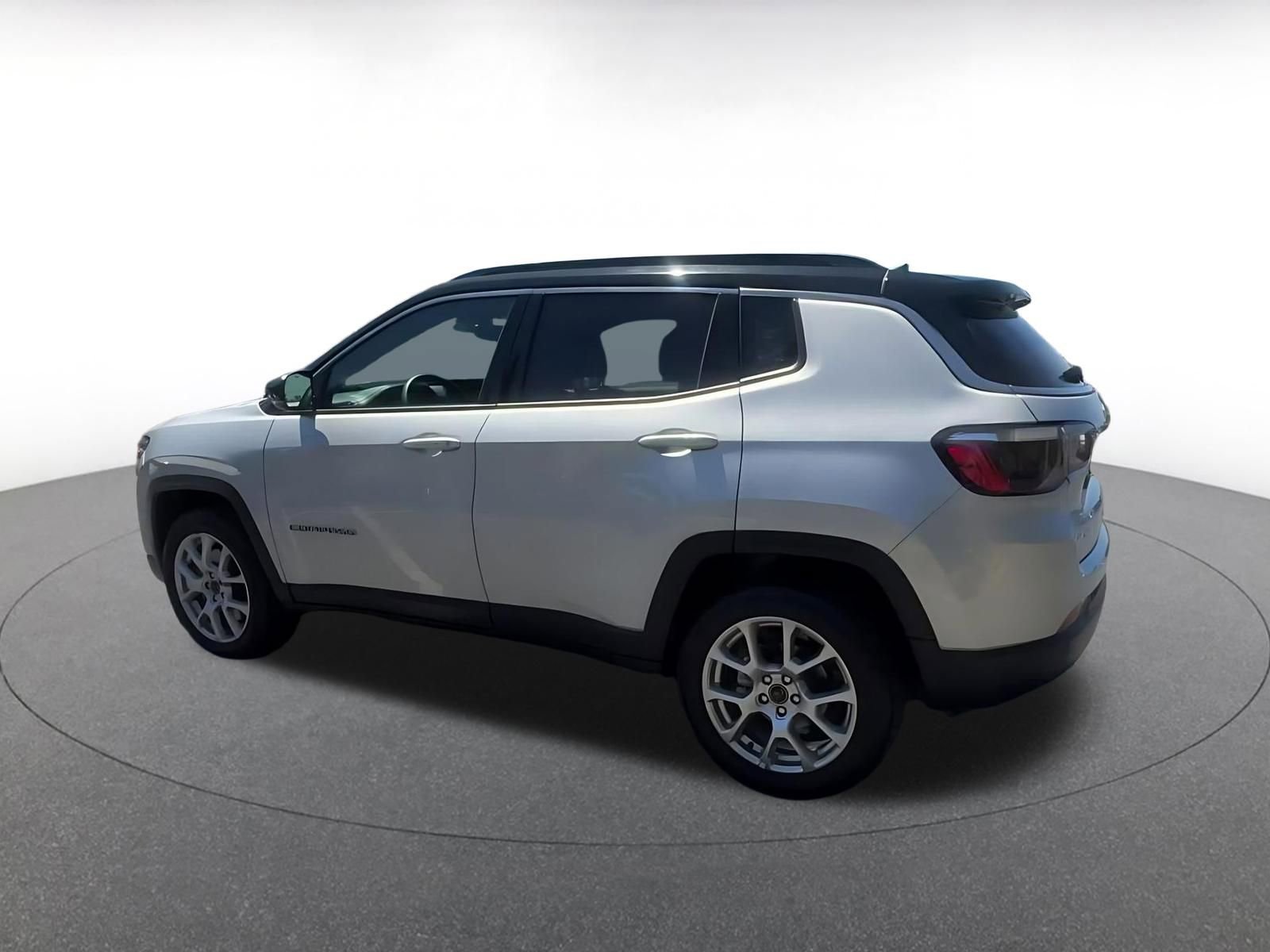 Used 2025 Jeep Compass Limited AWD/4WD image 10
