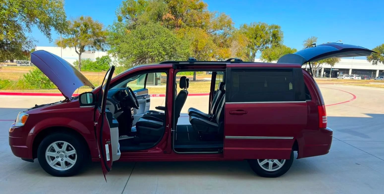 Used 2010 Chrysler Town & Country Touring Plus w/ Safetytec Group FWD image 17