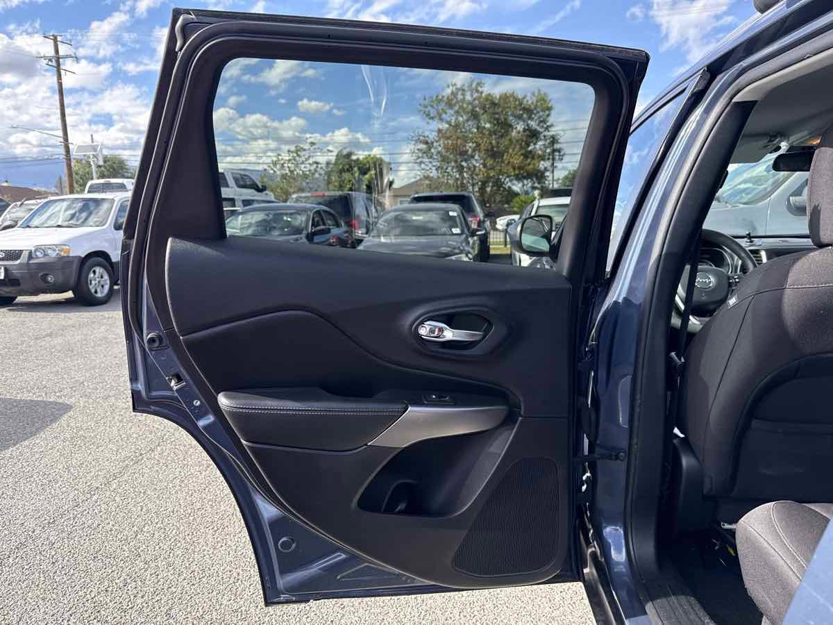 Used 2020 Jeep Cherokee Latitude FWD image 10