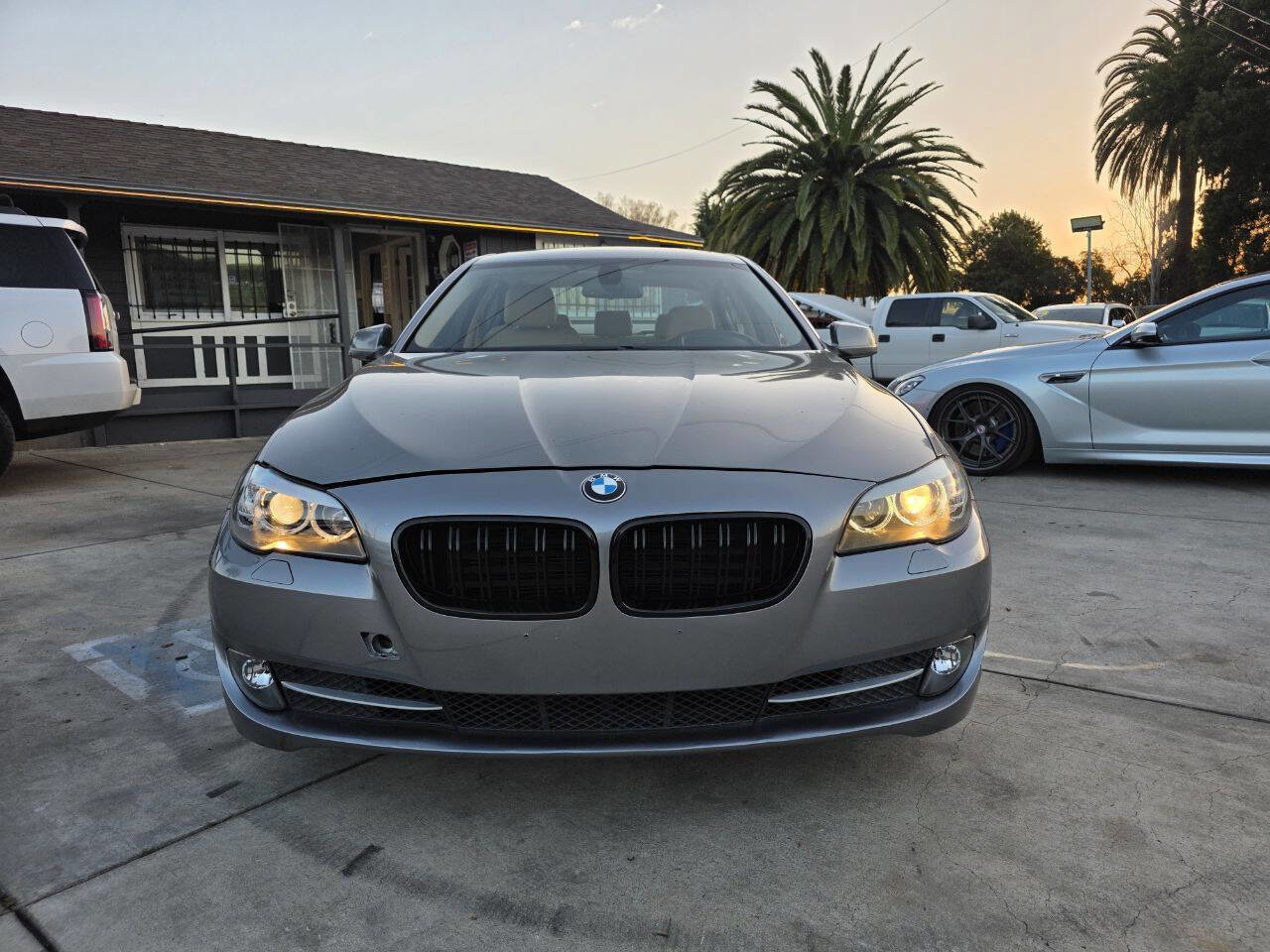 Used 2011 BMW 528i Sedan image 2