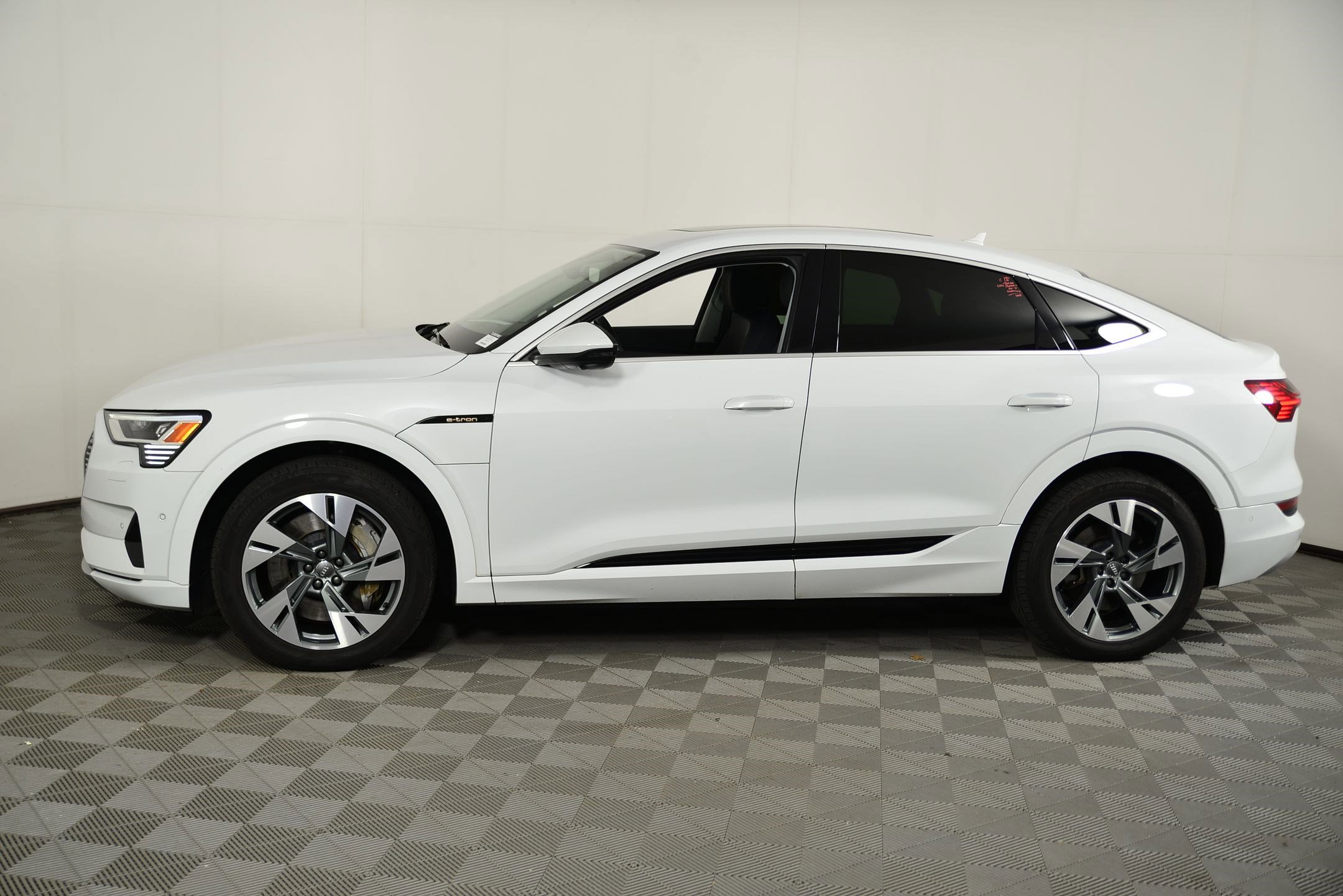 Used 2020 Audi e-tron Premium Plus image 2