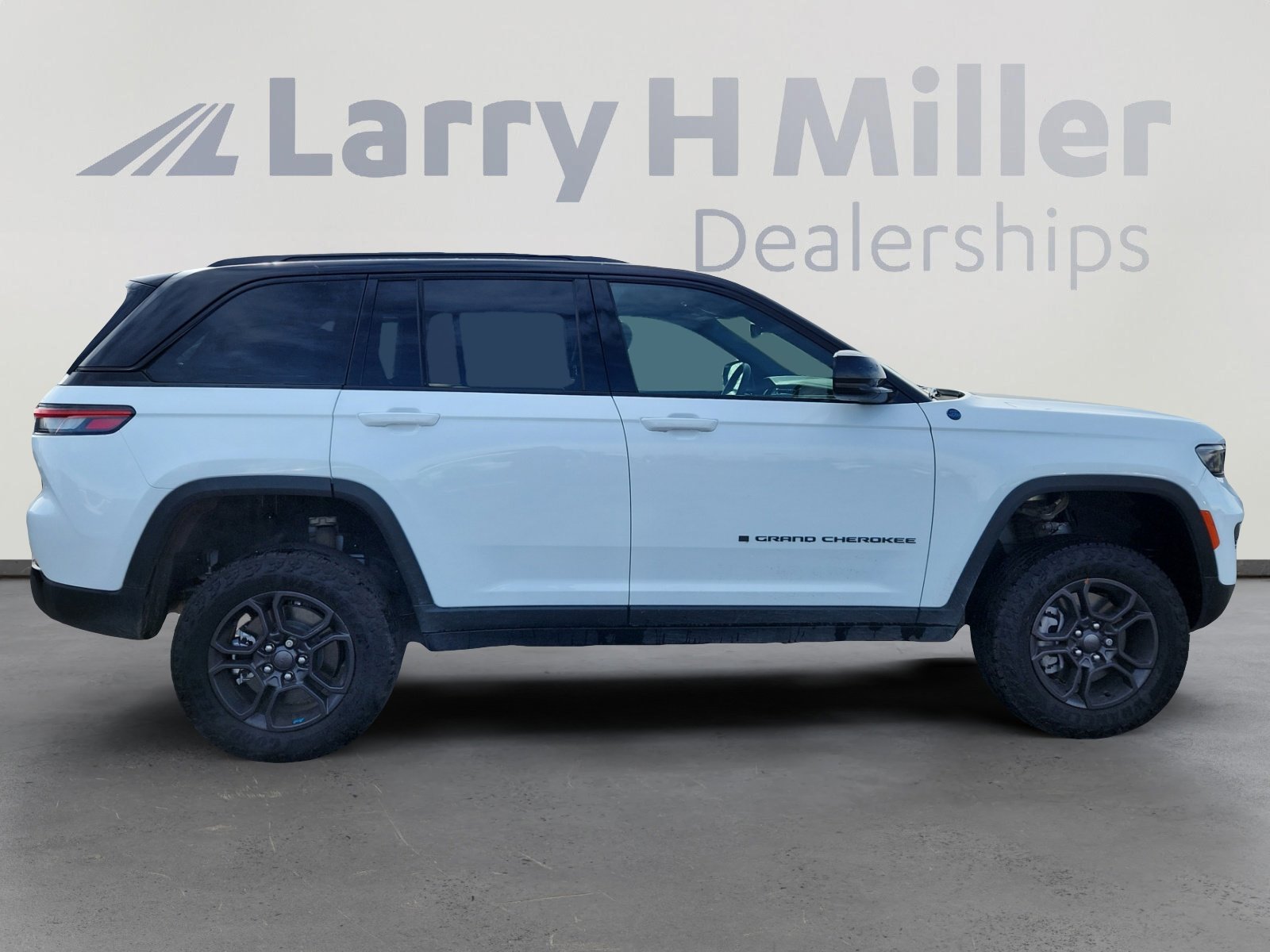 Used 2024 Jeep Grand Cherokee Trailhawk image 6
