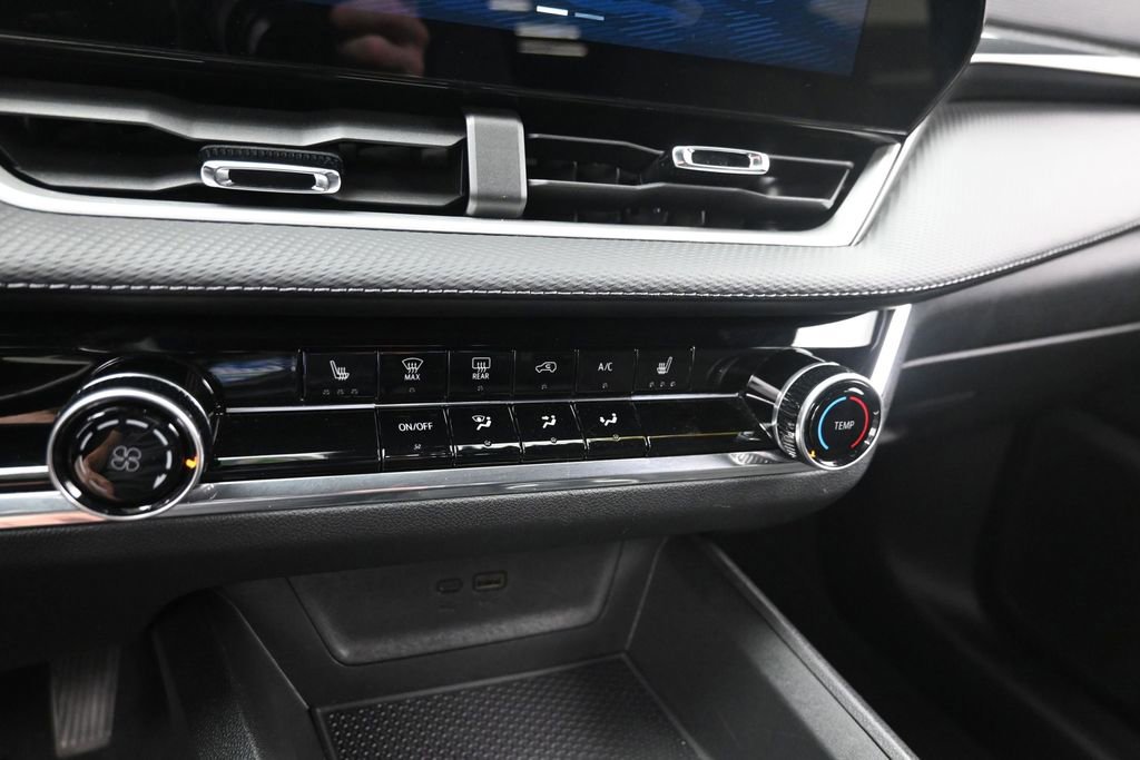 Used 2025 Chevrolet Equinox LT FWD image 16