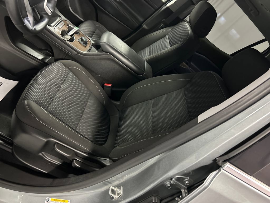 Used 2023 GMC Acadia SLE image 12