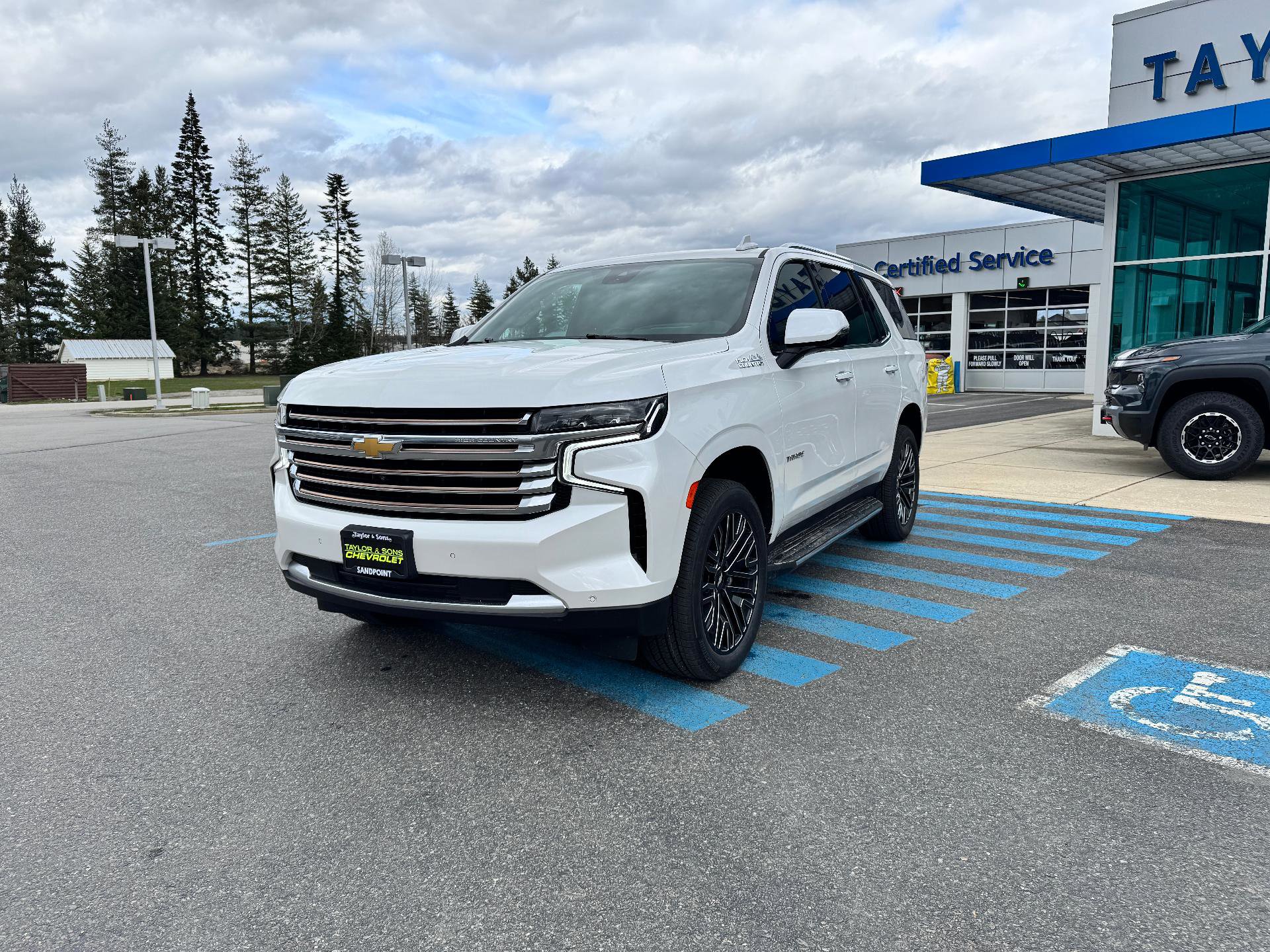 Used 2024 Chevrolet Tahoe High Country image 3