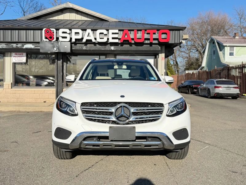 Used 2018 Mercedes-Benz GLC 300 4MATIC image 2