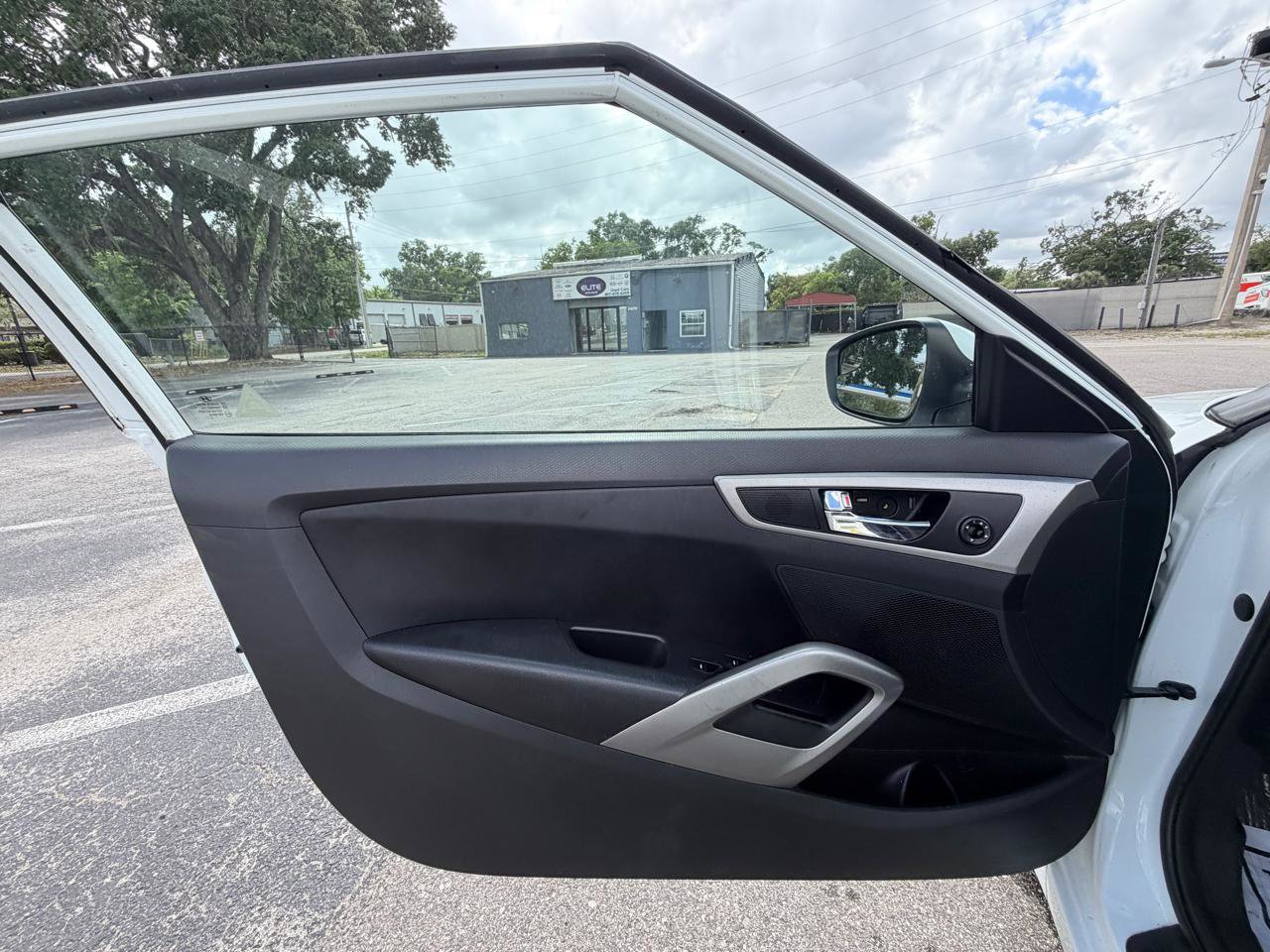 Used 2016 Hyundai Veloster FWD image 12