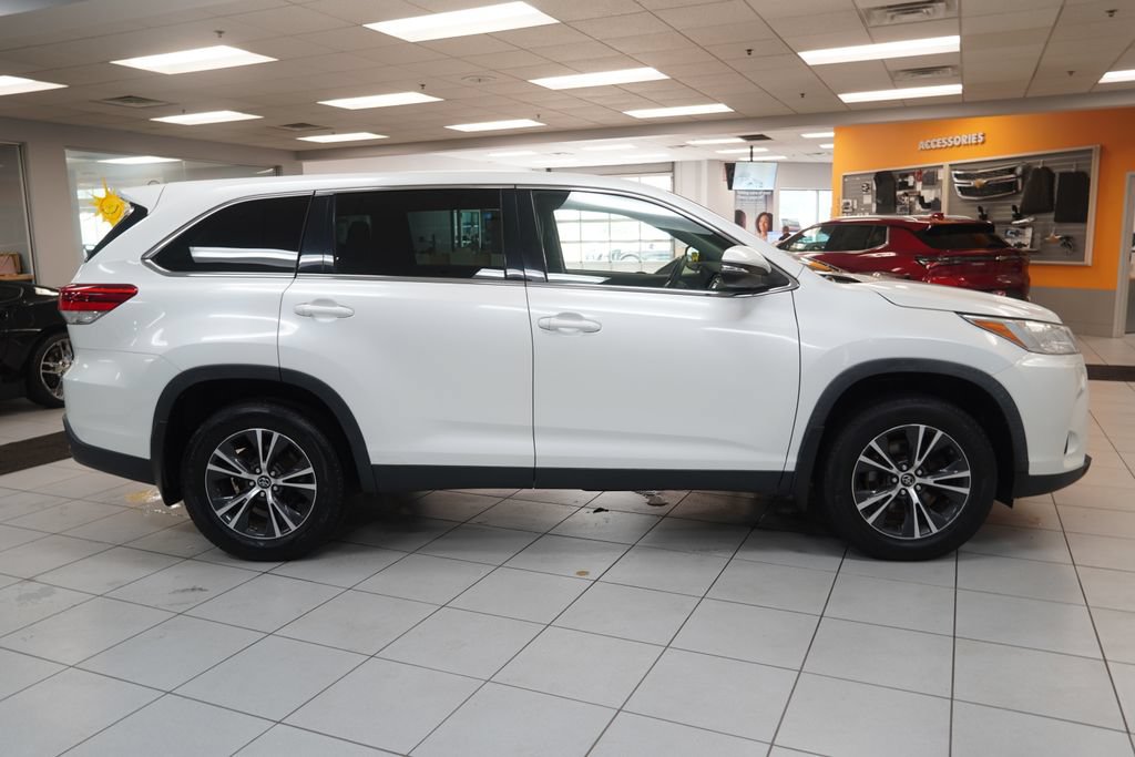 Used 2019 Toyota Highlander LE AWD/4WD image 12