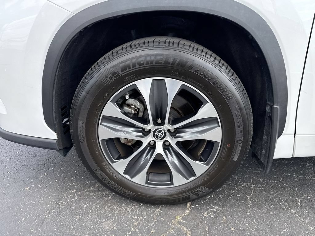 Used 2023 Toyota Highlander XLE AWD/4WD image 10