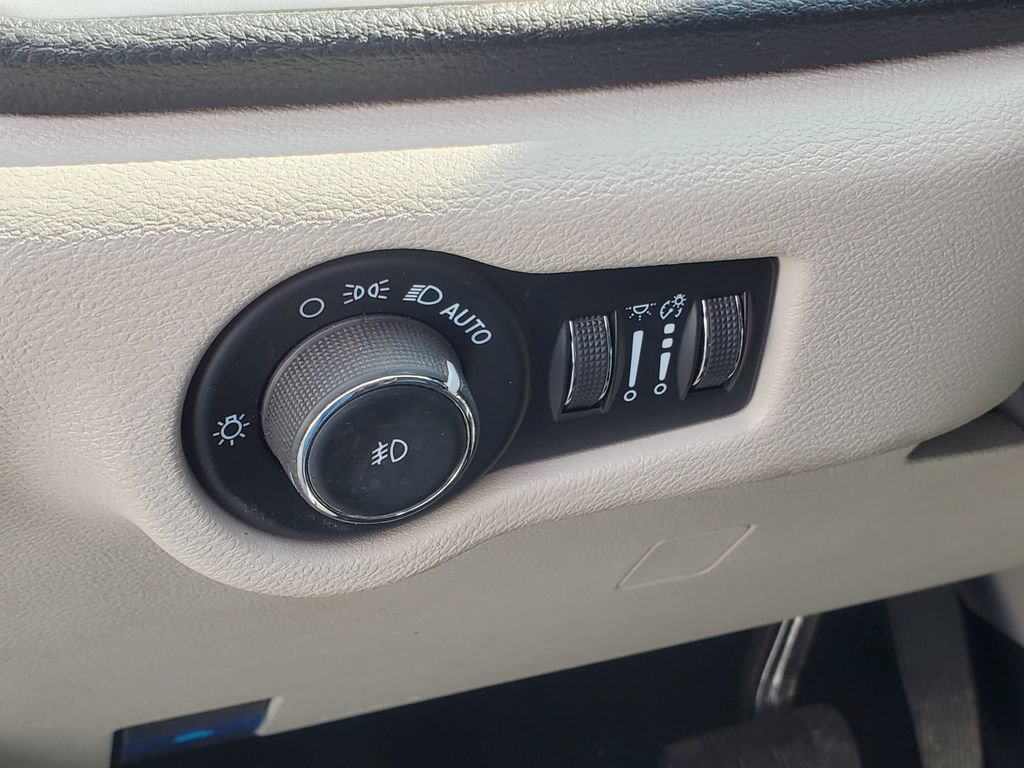 Used 2023 Chrysler Pacifica Touring-L AWD/4WD image 11