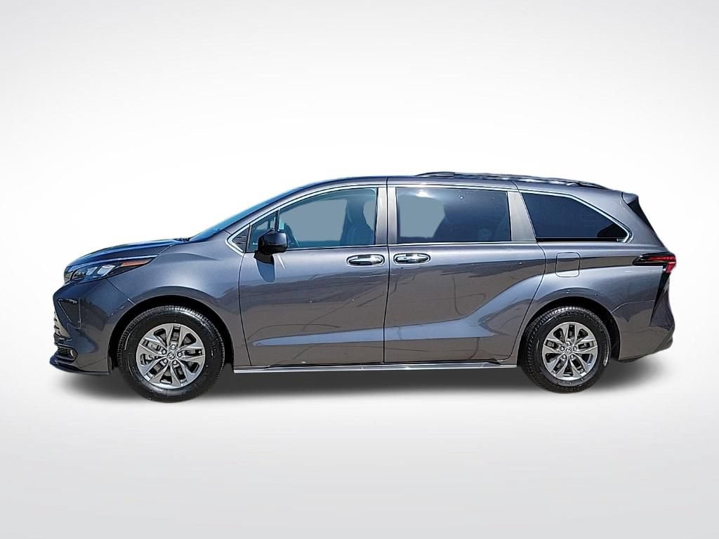 Used 2025 Toyota Sienna XLE FWD image 2