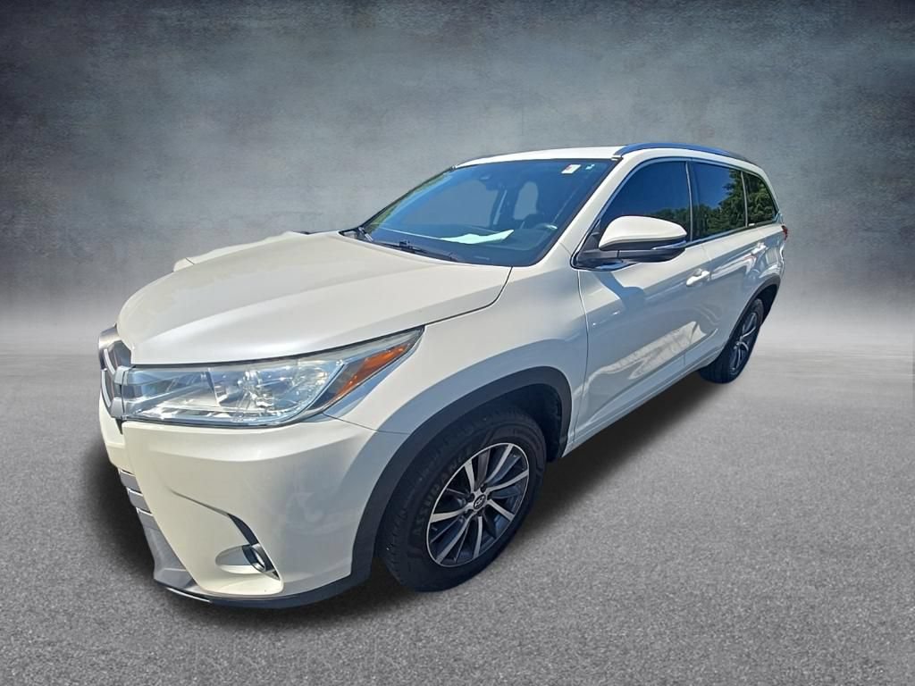 Used 2017 Toyota Highlander XLE FWD image 3