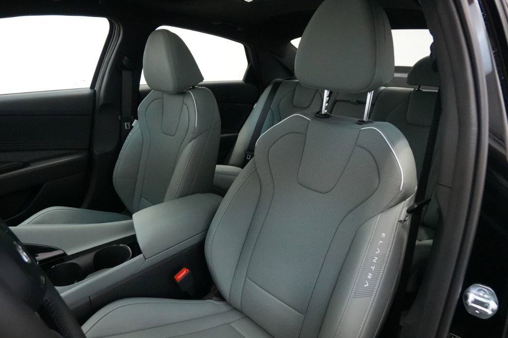 New 2025 Hyundai Elantra Limited image 25