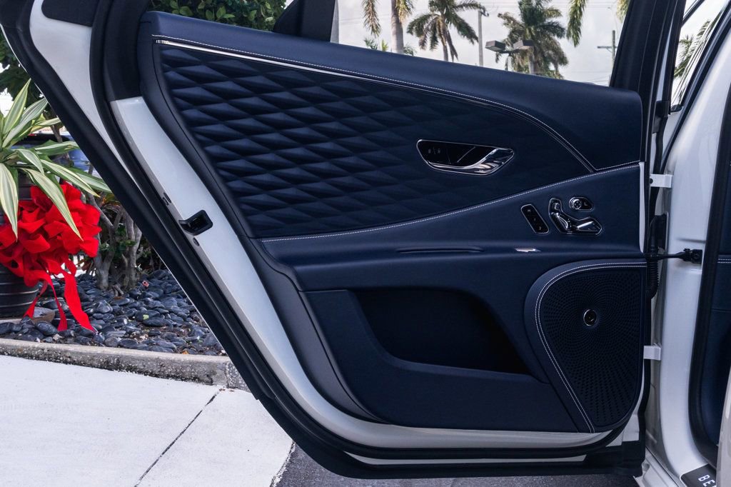 Used 2023 Bentley Flying Spur Azure image 38