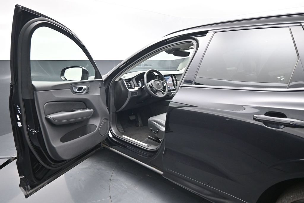 Used 2025 Volvo XC60 B5 Plus AWD/4WD image 8