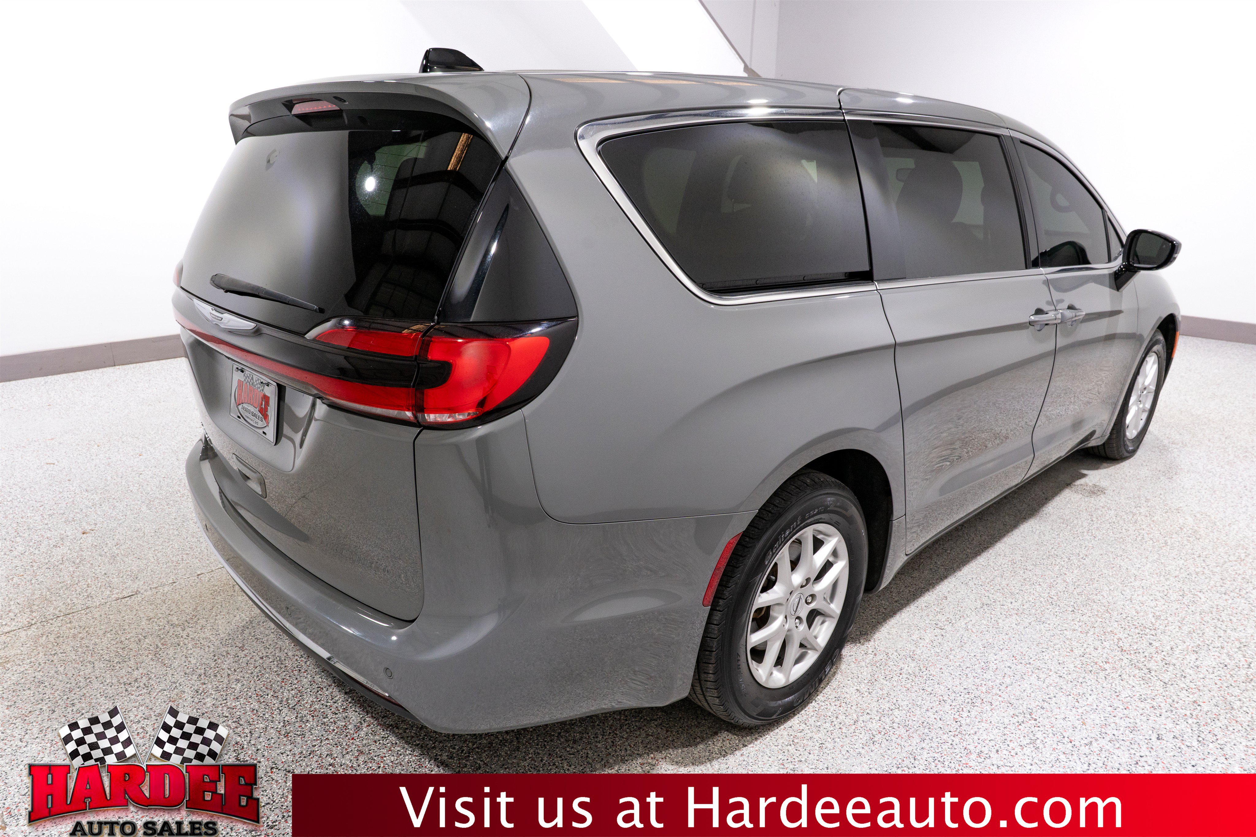 Used 2025 Chrysler Pacifica Select FWD image 5