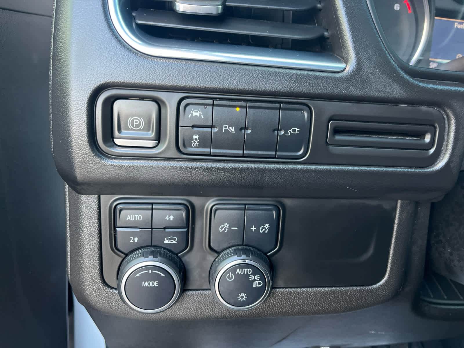 Used 2021 Chevrolet Suburban RST w/ Luxury Package image 34