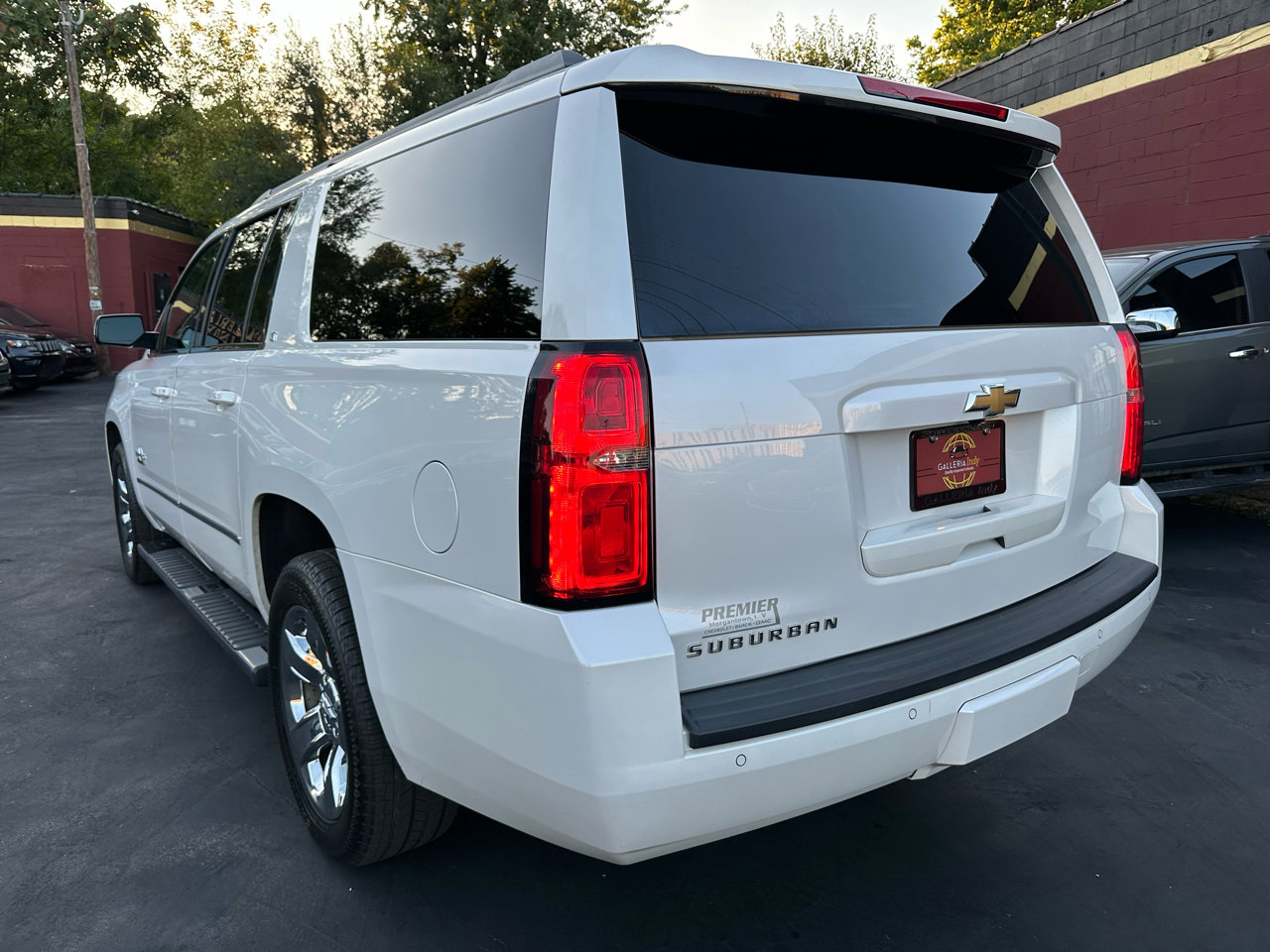 Used 2016 Chevrolet Suburban LT w/ LT Signature Package image 4
