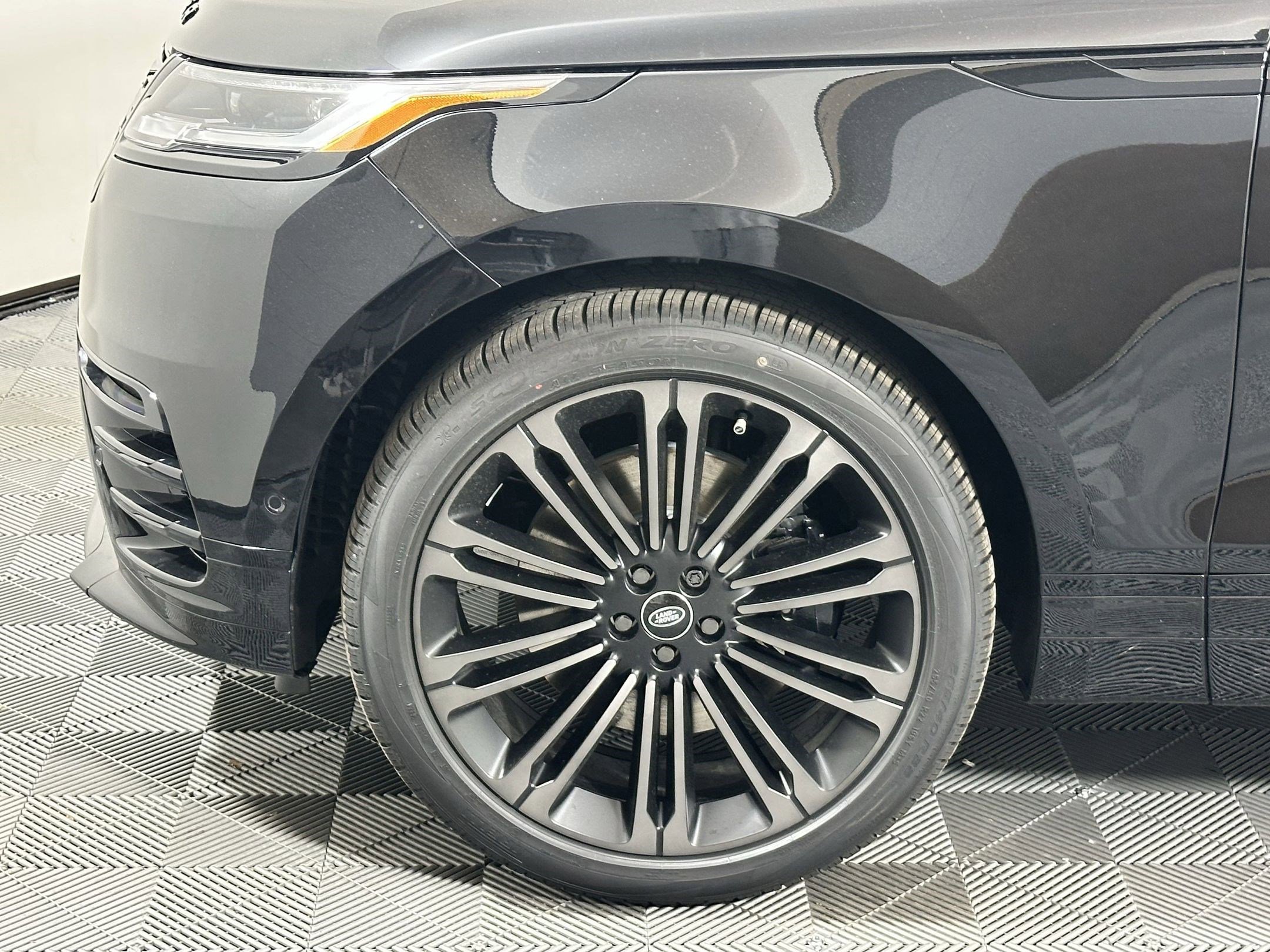 New 2026 Land Rover Range Rover Velar Dynamic SE image 9