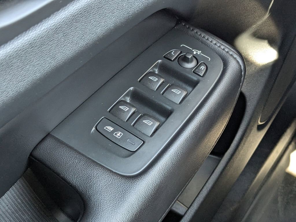 Used 2023 Volvo XC60 B5 Plus AWD/4WD image 22
