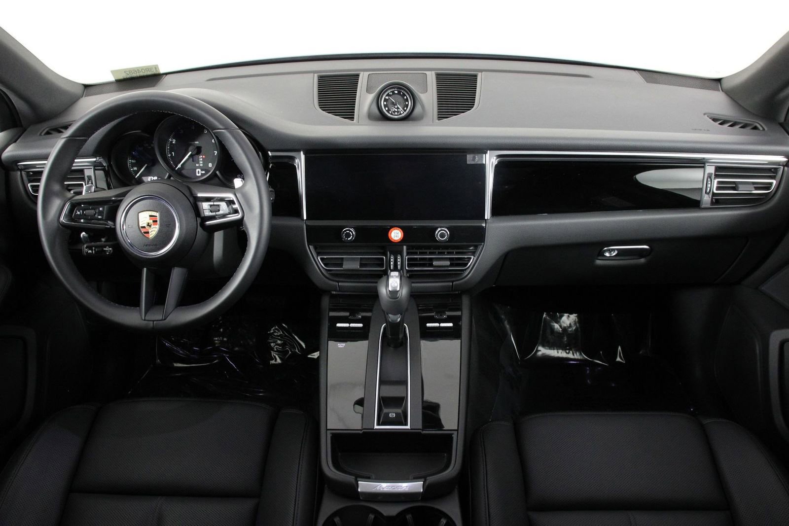 Certified 2025 Porsche Macan image 11