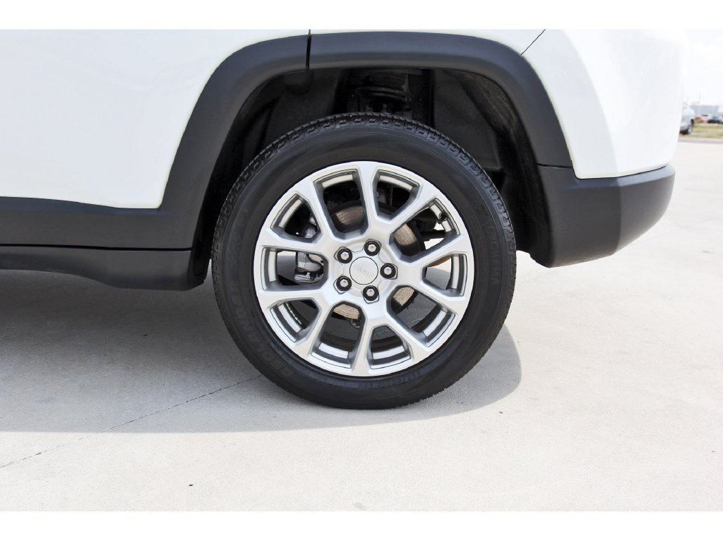 Used 2024 Jeep Compass Latitude w/ Sun and Sound Group AWD/4WD image 33
