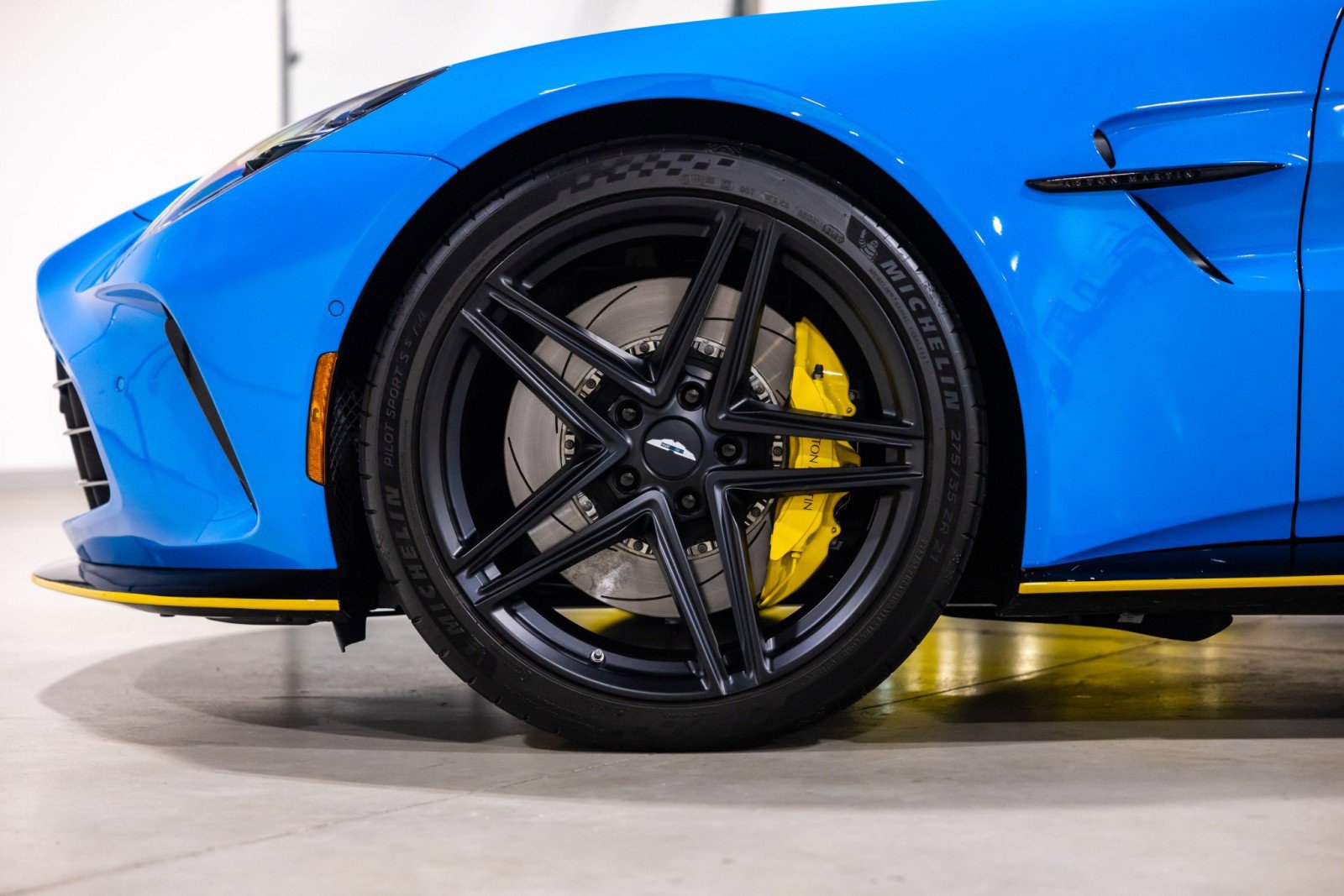 Used 2025 Aston Martin V8 Vantage Coupe image 19